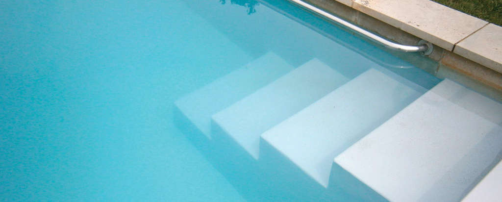 Cómo eliminar el agua verde de las piscinas en 6 pasos
